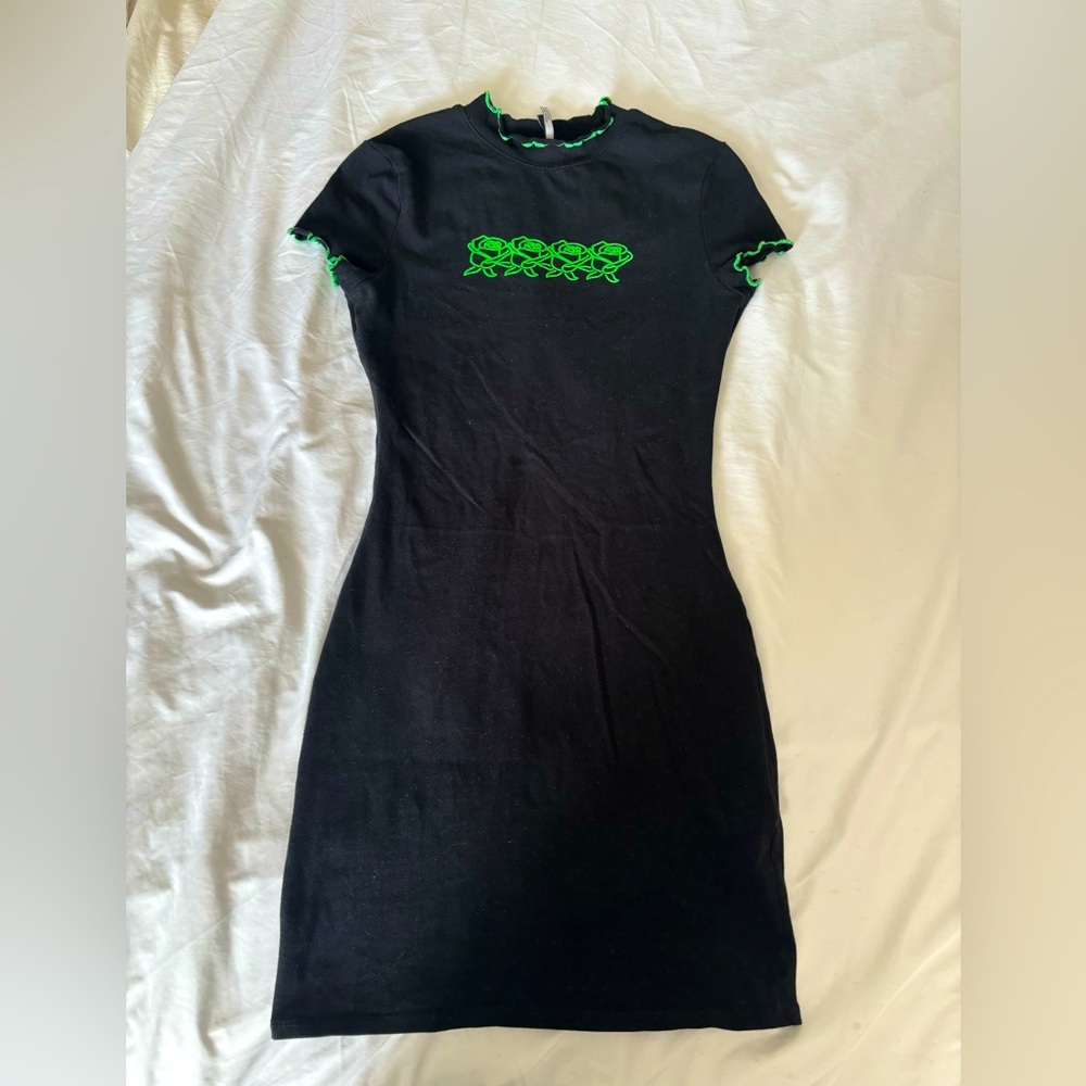 A.lab dress short sleeve with green flower detailing
